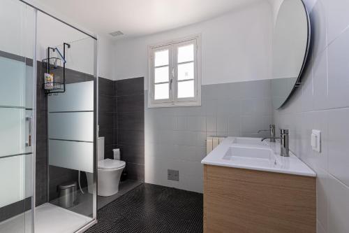 uma casa de banho com um lavatório e um espelho em Maison Pikassariko - 4 Chambres proche frontière espagnole em Sare
