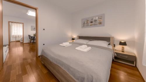 En eller flere senge i et værelse på Four Seasons Apartment - FREE PARKING