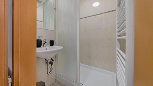 Et badeværelse på Four Seasons Apartment - FREE PARKING