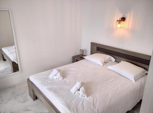 une chambre avec un lit blanc avec des serviettes dessus dans l'établissement Résidence Graziella Appartement 422, à Juan-les-Pins