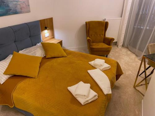 sypialnia z łóżkiem z ręcznikami w obiekcie Apartament Pełen Słońca - Pinea Pobierowo w Pobierowie