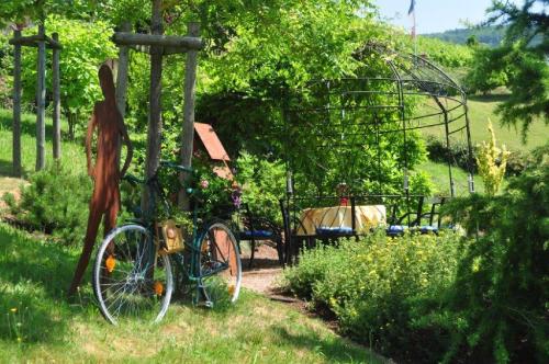 ein Fahrrad im Gras neben einem Garten geparkt in der Unterkunft Haus Bachmatt in Sasbachwalden