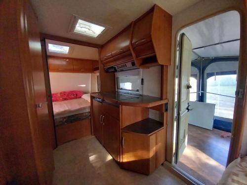 Postel nebo postele na pokoji v ubytování Caravan near the sea 6