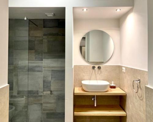 uma casa de banho com um lavatório e um espelho em apartment rent Casa ALMIKA em Bari