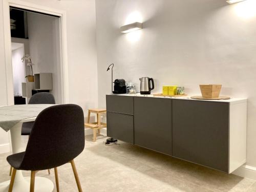 uma cozinha com um balcão, uma mesa e cadeiras em apartment rent Casa ALMIKA em Bari