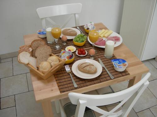 Una mesa con alimentos y bebidas para el desayuno. en Pension Kamperland, en Kamperland