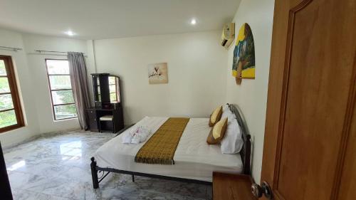 um quarto com uma cama num quarto em Beautiful bungalow with a communal outdoor pool and 2 km from the sandy beach em Ban Sa