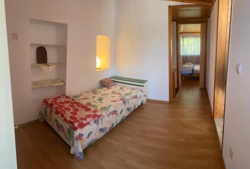 Ένα ή περισσότερα κρεβάτια σε δωμάτιο στο Cosy maisonette close to Poros,Epidauros,Nafplio