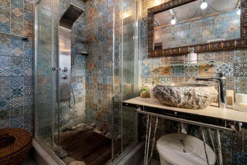 un bagno con doccia, lavandino e WC di Rozana House a Silikou