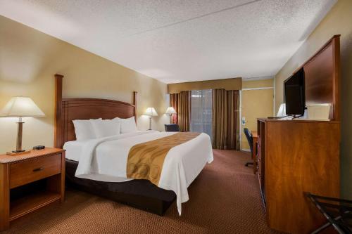 Habitación de hotel con cama grande y TV en Quality Inn, en Chickasha