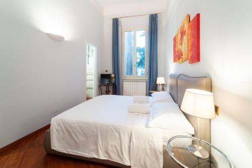 ボローニャにあるZamboni Suiteの白いベッドルーム(白いベッド1台、窓付)