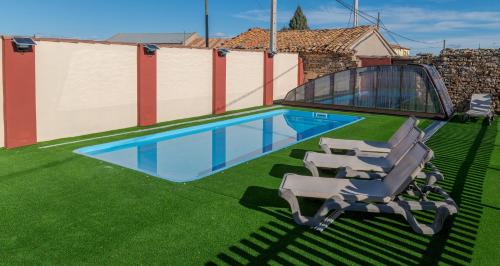 a house with a swimming pool with two lounge chairs at CASA RURAL VICENTA 1750 in Albentosa