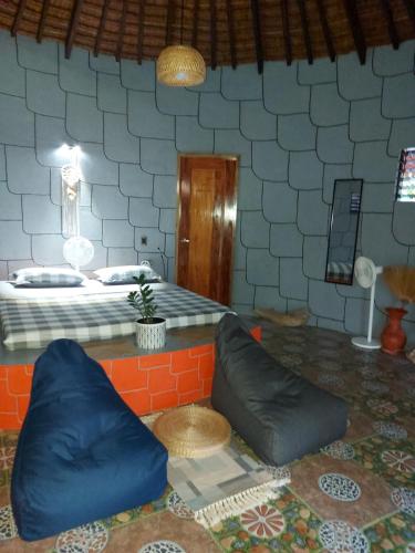 een kamer met een bed en twee blauwe kussens bij RhenMart-Inn in Siquijor