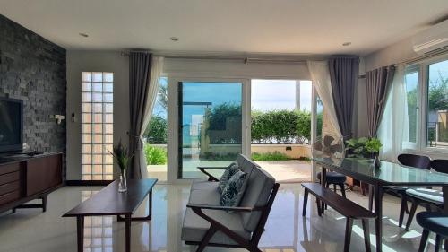 Χώρος καθιστικού στο W Sea beach Rayong
