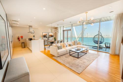 een woonkamer met een bank en een tafel bij FAM Living Bluewaters - Island Living - Ain Dubai & Sea View in Dubai
