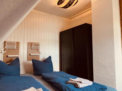 1 Schlafzimmer mit 2 Betten und einer schwarzen Tür in der Unterkunft Haus am See mit Steg, Boot, Kamin und Sauna - Mecklenburgische Seenplatte in Blankensee