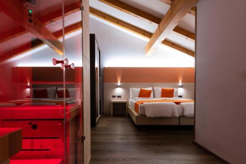 um quarto com uma cama com almofadas laranja em Albergo Casavecchia em Tiarno di Sopra