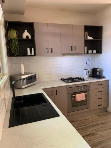 Η κουζίνα ή μικρή κουζίνα στο Shepparton Lakeside Serviced Apartment