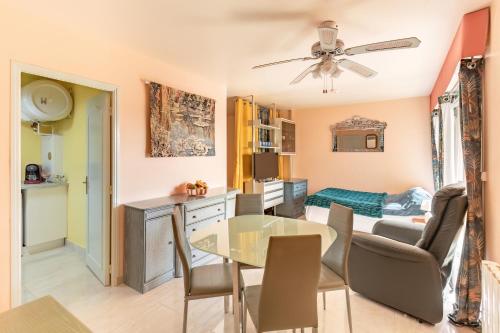 une cuisine et une salle à manger avec une table et des chaises dans l'établissement Apartment Boulouris, à Saint-Raphaël