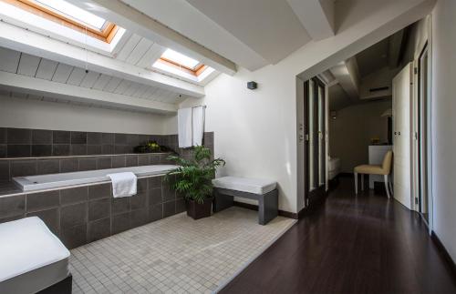 een badkamer met een bad en een wastafel bij Grand Hotel Villa Itria Congress & Spa in Viagrande