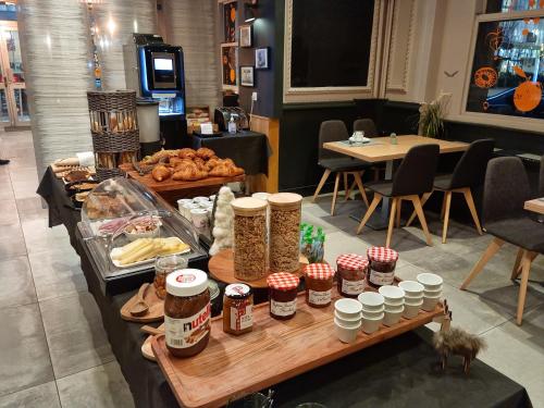 une table contenant divers produits alimentaires dans un magasin dans l'établissement Hotel Actuel Chambéry Centre Gare, à Chambéry