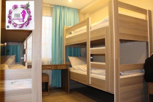 Zimmer mit 2 Etagenbetten und einem Schreibtisch in der Unterkunft İstanbul Terrace Hotel in Istanbul