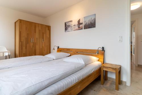 Postel nebo postele na pokoji v ubytování Halligland Aussicht Appartement Halligland Aussicht