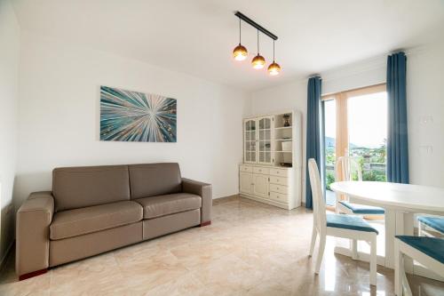 un soggiorno con un divano e un tavolo di Villa Azul a Kojsko