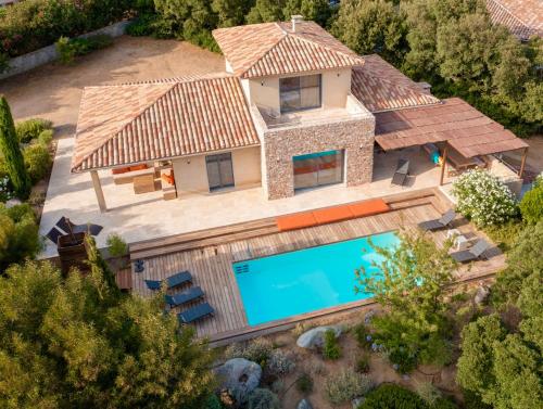 une vue aérienne d'une maison avec piscine dans l'établissement Villa Terra Vecchia, 6 ou 12 personnes, vue imprenable, piscine chauffée, à Porto-Vecchio