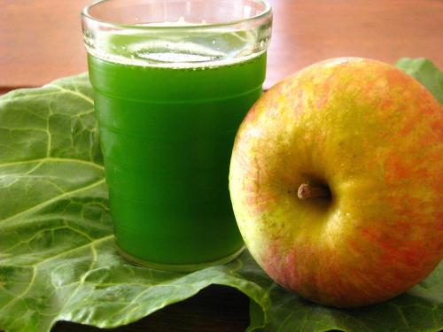 ein Glas grüner Saft neben einem Apfel in der Unterkunft Pousada Ecohar Yoga in Maragogi