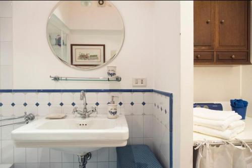 uma casa de banho com um lavatório e um espelho em ALTIDO Classic flat near Basilica di Sant'Ambrogio em Milão
