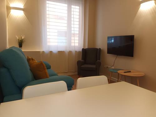 a living room with two chairs and a television at La Casona del Eboni in Alcalá de Henares