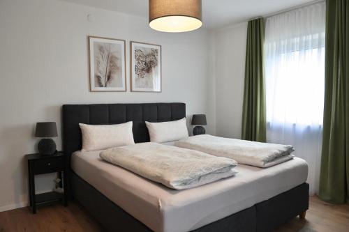 1 dormitorio con 1 cama con 2 almohadas en Kelsbachhaus OG, en Pförring
