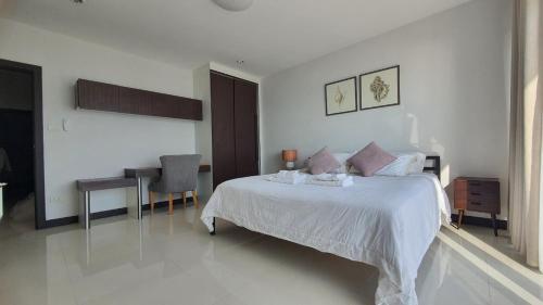 Ένα ή περισσότερα κρεβάτια σε δωμάτιο στο W Sea beach Rayong