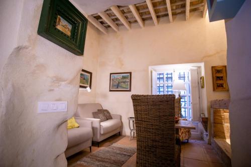 a living room with a couch and a table at Apartamentos Sharis in Jerez de la Frontera