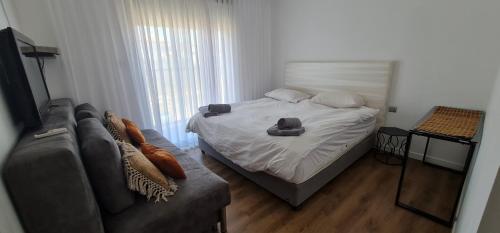 Кровать или кровати в номере 3 bdr Penthouse With Red Sea View- By Amdar Holiday Apartments