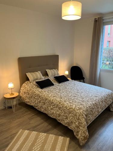 una camera con un grande letto e una finestra di Le gîte de Marc - Parking privé gratuit + terrasse a Colmar