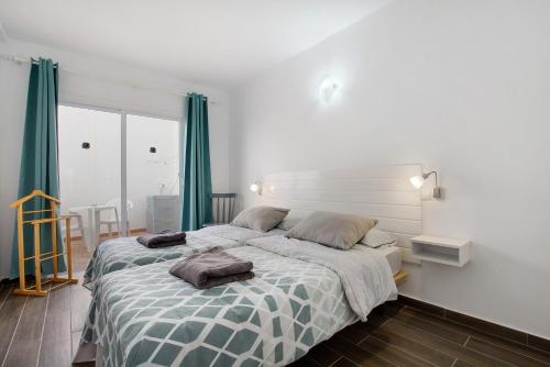 מיטה או מיטות בחדר ב-Buena Fuerte Apartamentos Playa