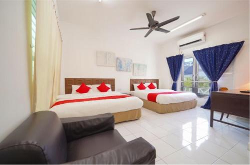ein Hotelzimmer mit 2 Betten und einem Sofa in der Unterkunft Nautilus Bay Home Inn in George Town