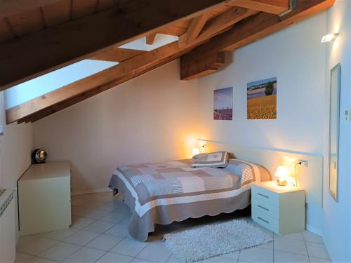 Un dormitorio con una cama y un techo de madera. en Via Panoramica, en Baveno