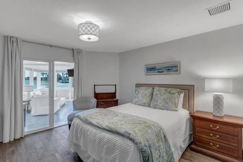蓬特韋德拉海灘的住宿－Sweet Retreat，一间卧室设有一张床和一个滑动玻璃门