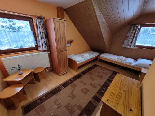 - une vue sur le plafond d'une petite chambre avec 2 fenêtres dans l'établissement Penzión Slnečný dvor, à Zázrivá
