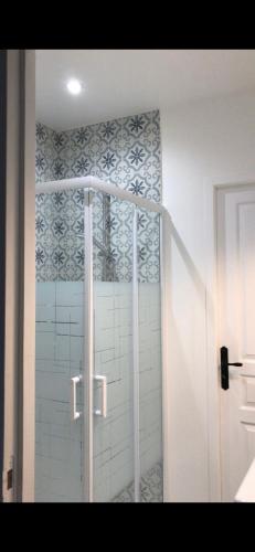 une douche avec une porte vitrée dans une salle de bain dans l'établissement En Cévennes, à Générargues