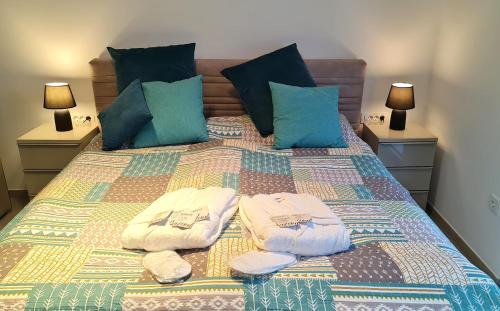 um quarto com uma cama com duas toalhas em Kvarner Luxus Suite am Meer em Lovran