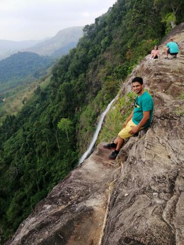 a man sitting on the edge of a mountain at Super View in Ella