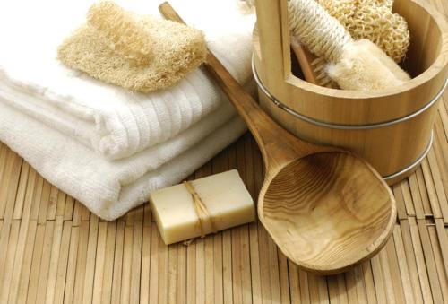 a wooden spoon next to a container of towels at Gästehaus Hochkönig in Filzmoos