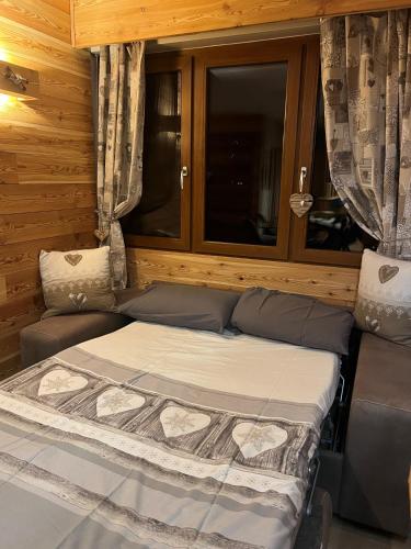 a bed and a couch in a room at MiniChalet studio a Limone Piemonte in Limone Piemonte