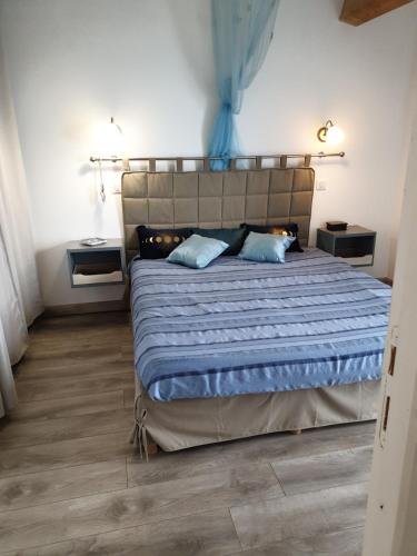 - une chambre avec un lit doté de draps bleus et d'oreillers bleus dans l'établissement Casa Elena, 
