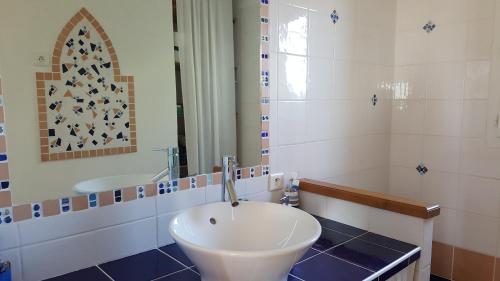 une salle de bain avec un lavabo et une baignoire dans l'établissement Casa Elena, à Ajola