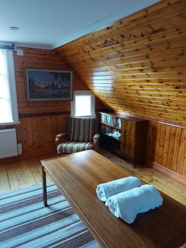 uma sala de estar com uma mesa de madeira num camarote em Mariannelund cottage em Mariannelund